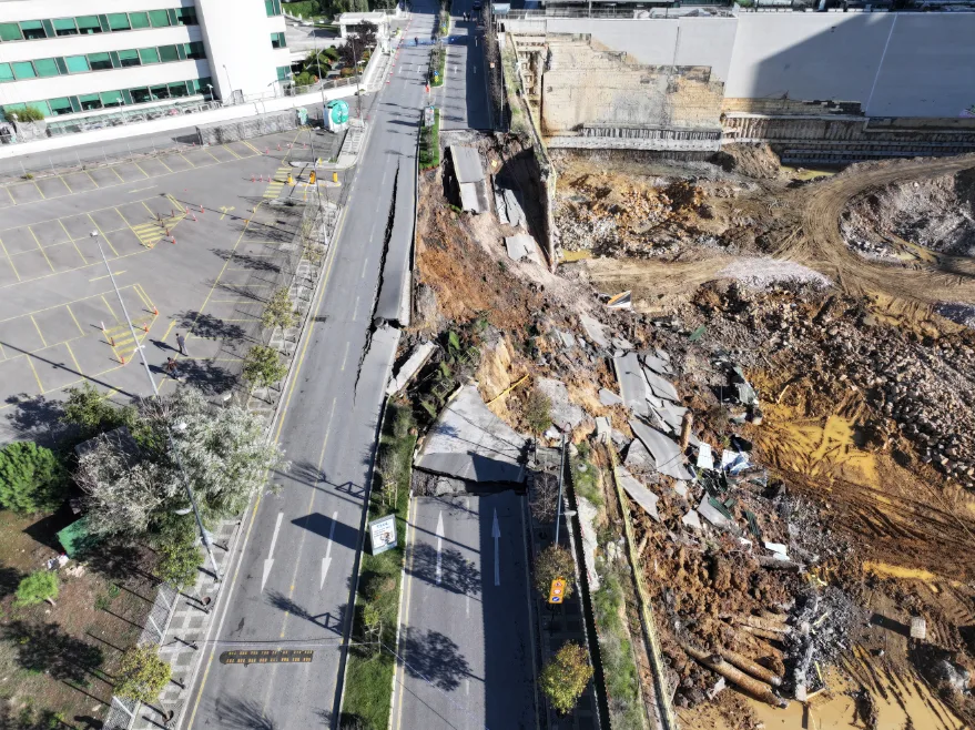 İstanbul’da istinat duvarının yıkılması sonucu yol çöktü
