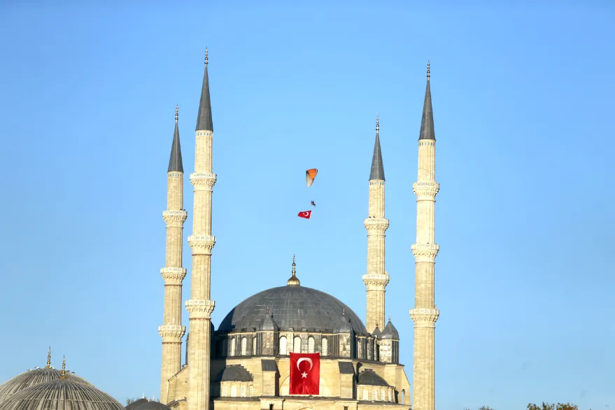 Selimiye Meydanı’nda paramotor gösterisi yapıldı