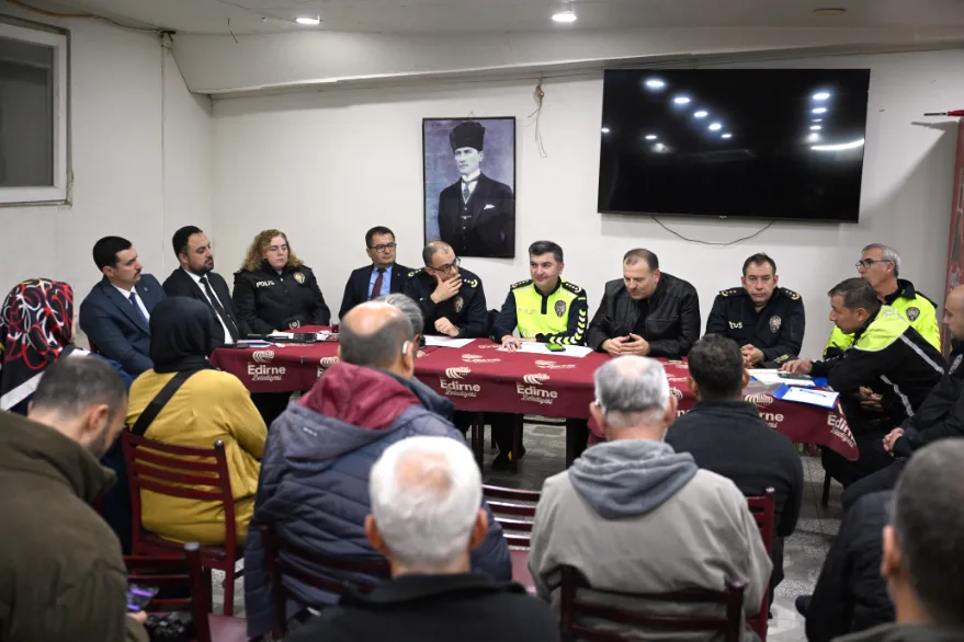 AA 20251031 39573803 39573801 EDIRNE EMNIYET MUDURU AYHAN SARICAPASA MAHALLESI SAKINLERIYLE BIR ARAYA GELDI - Edirne’de park işgallerine sıkı denetim geliyor