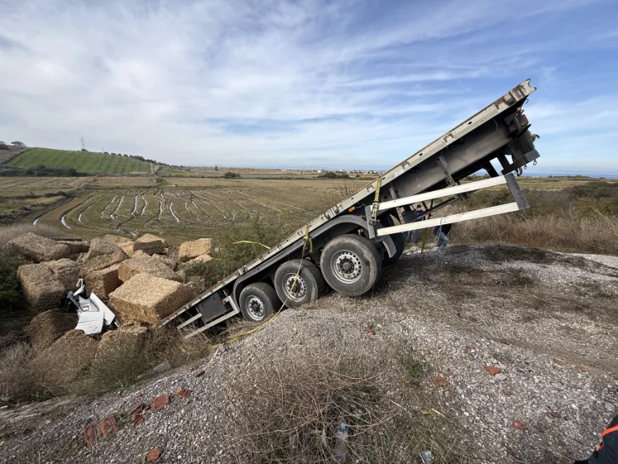 Çanakkale’de şarampole devrilen TIR’ın sürücüsü hayatını kaybetti