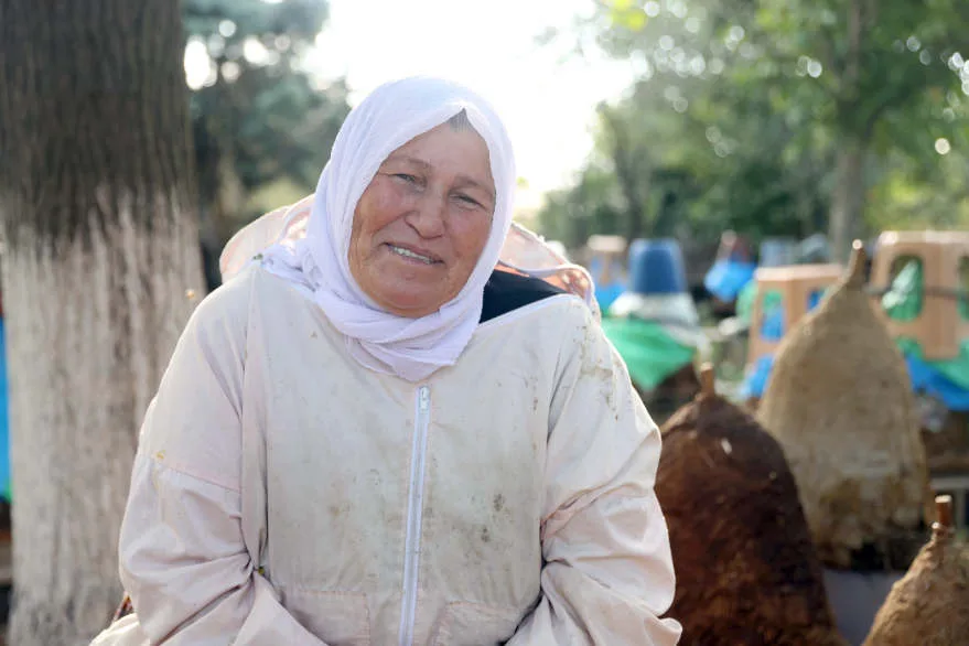 Arici 3 - Kadın arıcı, kayınpederinden kalan konik sepetlerde 30 yıldır bal üretiyor