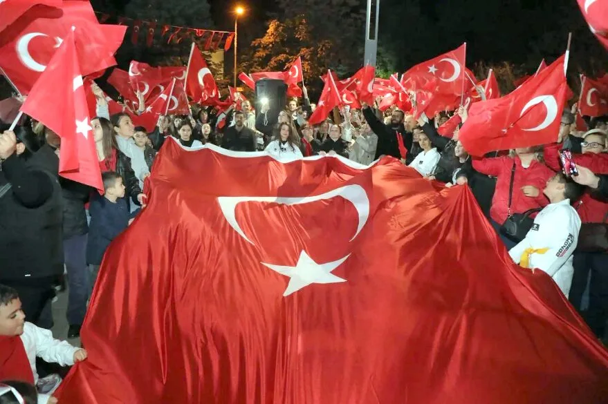 Cumhuriyet coşkusu Fener Alayı ile taçlandı