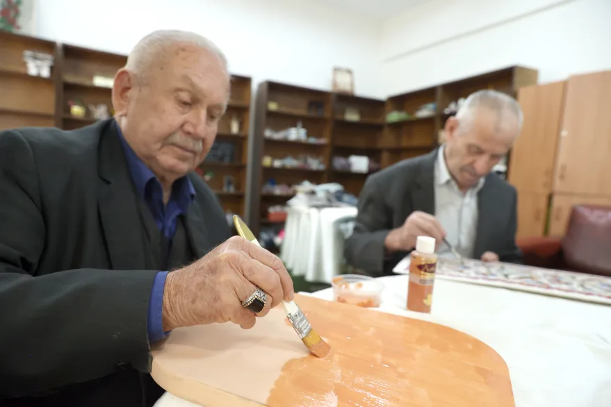 Huzurevinde geçen ömür sanatla yeniden renklendi