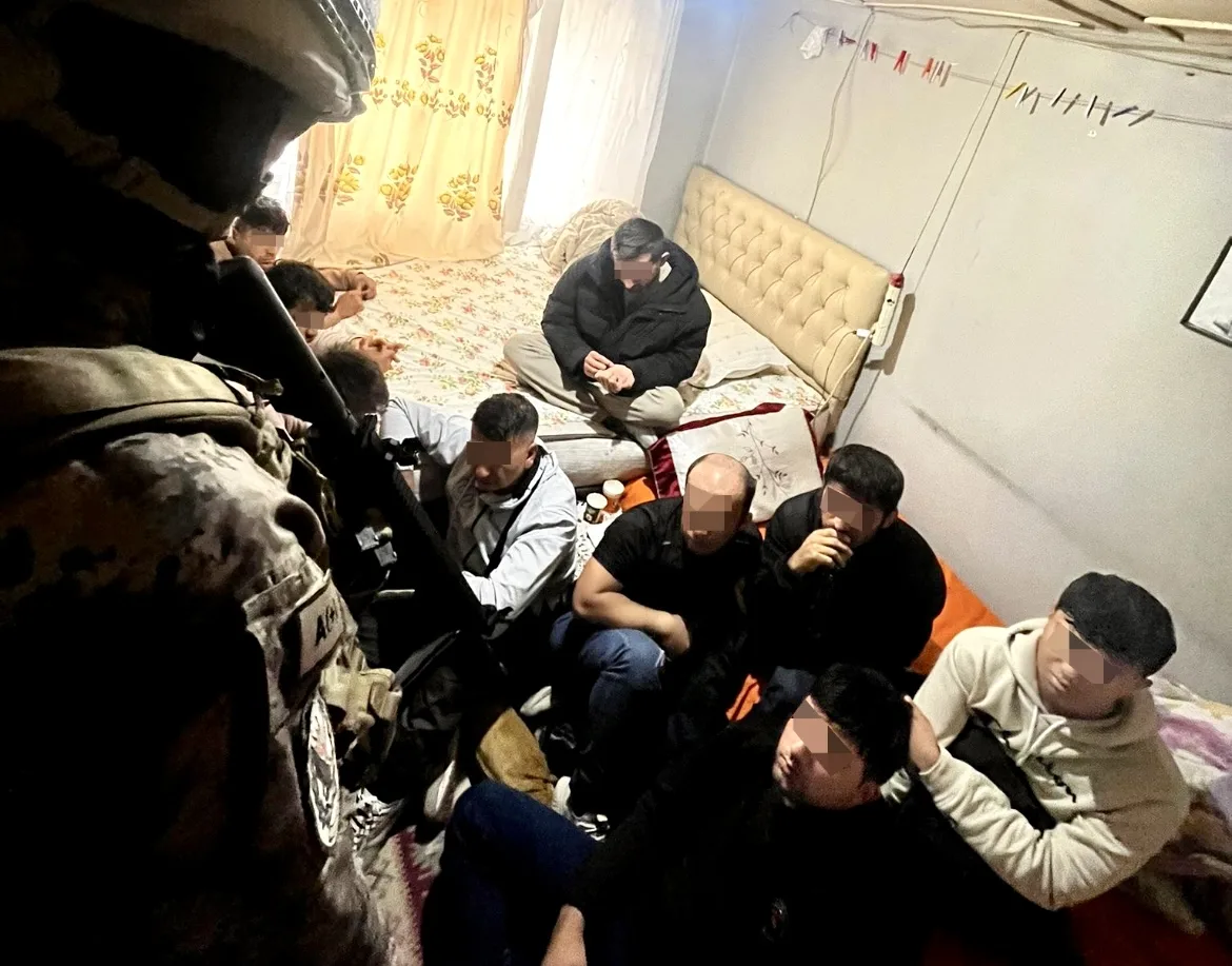 Edirne’de FETÖ şüphelileri bir evde düzensiz göçmenlerle yakalandı