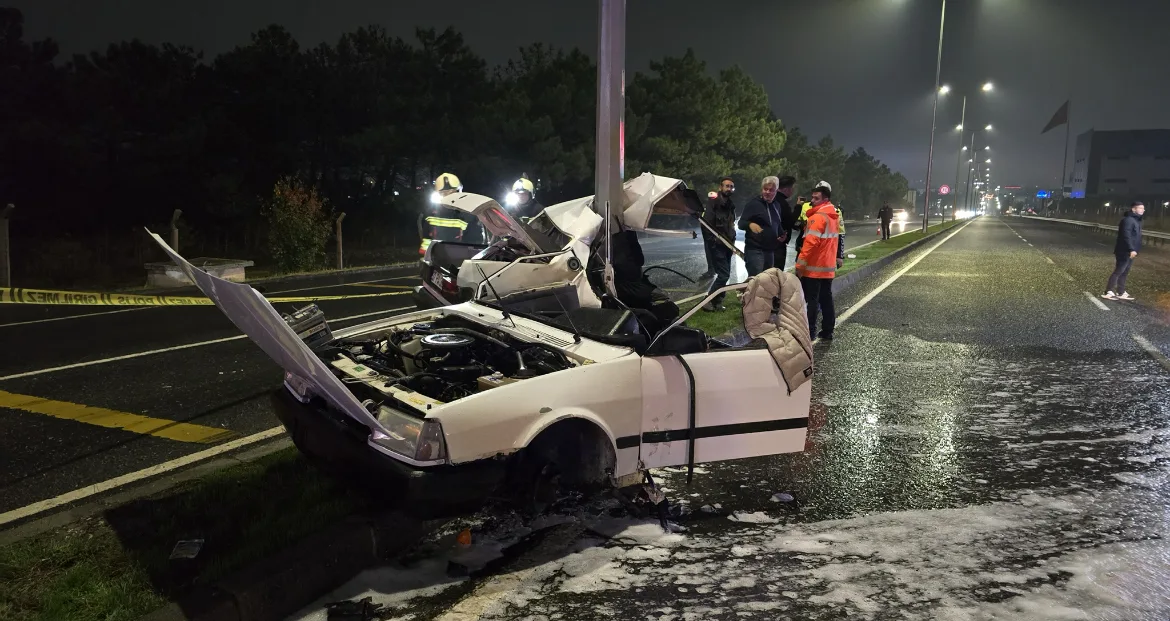 Tekirdağ’da direğe çarpan otomobilin sürücüsü yaralandı