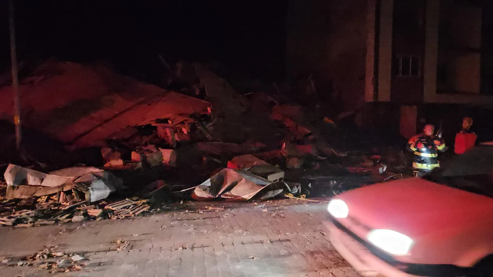 Balıkesir Sındırgı’da meydana gelen 6,1 büyüklüğündeki deprem sonrası bazı binalar yıkıldı