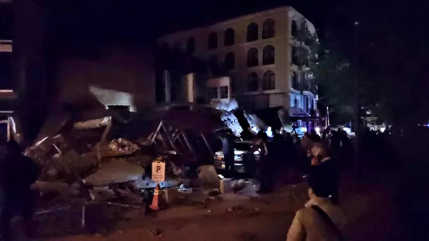 IMG 0609 e1761598776635 - Balıkesir Sındırgı’da meydana gelen 6,1 büyüklüğündeki deprem sonrası bazı binalar yıkıldı