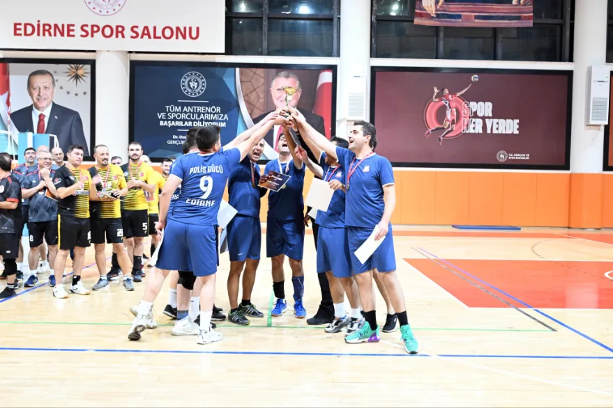 Voleybol Ligi’nde zirve Emniyetin