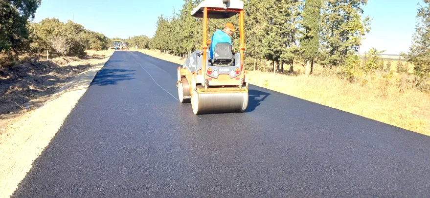 Edirne’de köy yollarında sıcak asfalt çalışmaları sürüyor