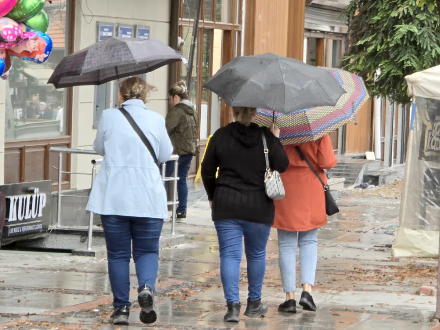 Yagmur 1 - Edirneli şemsiyeye, turist poşete sarıldı