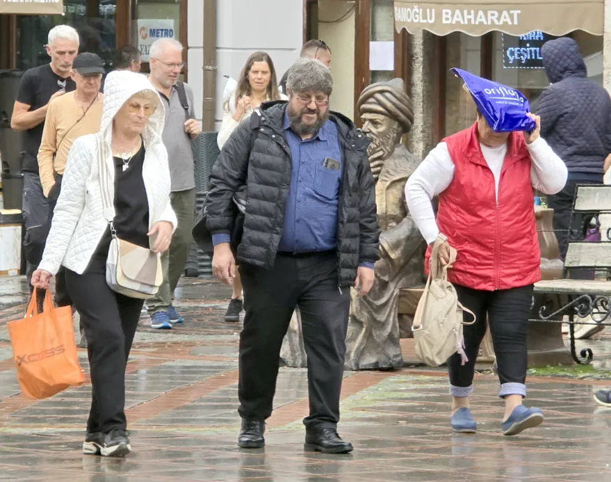 Edirneli şemsiyeye, turist poşete sarıldı