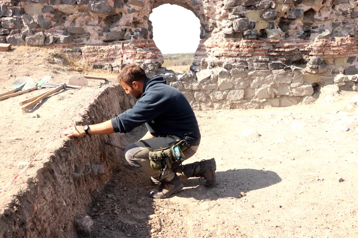 Corlu kalesi kazi 2 - Çorlu Kalesi’ndeki kazılarda Roma, Bizans ve Osmanlı dönemlerinin izleri ortaya çıkarılıyor