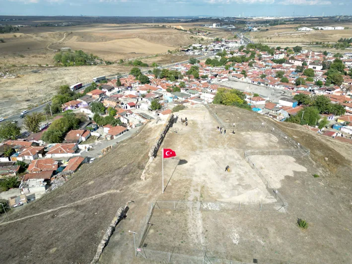 Corlu kalesi kazi 5 - Çorlu Kalesi’ndeki kazılarda Roma, Bizans ve Osmanlı dönemlerinin izleri ortaya çıkarılıyor