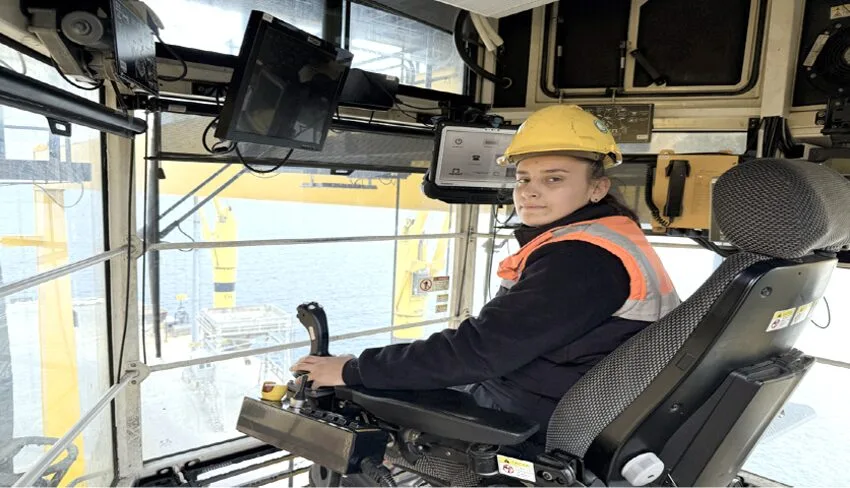 Tekirdağ’da 21 yaşındaki Şifa Çuhadar limanda vinç operatörü olarak görev yapıyor