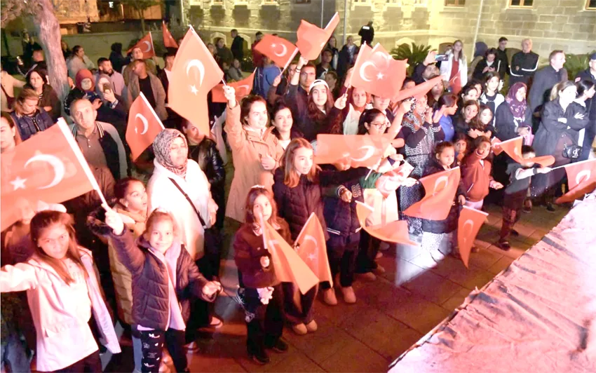 Cumhuriyet Bayramı coşkusu Keşan’da, Fener Alayı ile taçlandı