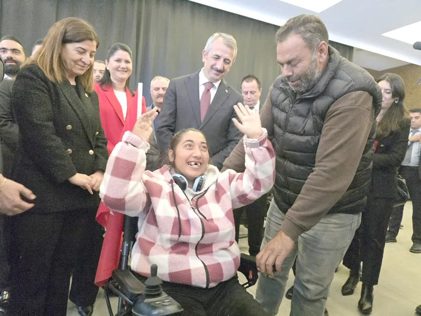 Mutlulukları gözlerden okundu