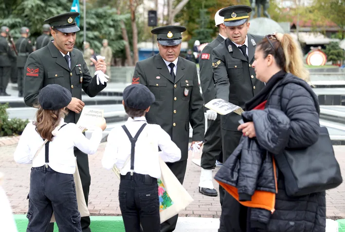 Gazeteci cocuklarin gazete dagitimi 2 - Kırklareli’nde çocuklar “Cumhuriyet manşetli” gazete dağıttı