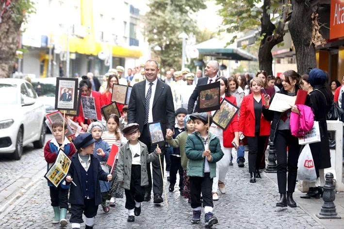 Gazeteci cocuklarin gazete dagitimi 3 - Kırklareli’nde çocuklar “Cumhuriyet manşetli” gazete dağıttı