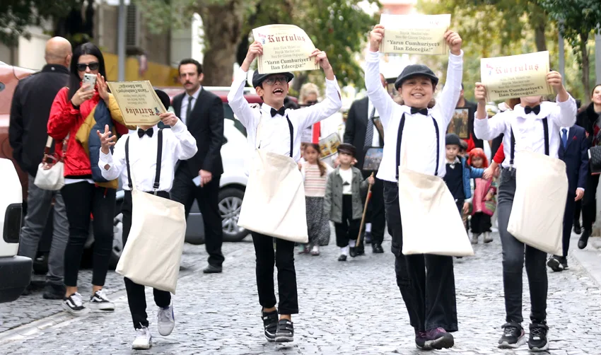Kırklareli’nde çocuklar “Cumhuriyet manşetli” gazete dağıttı