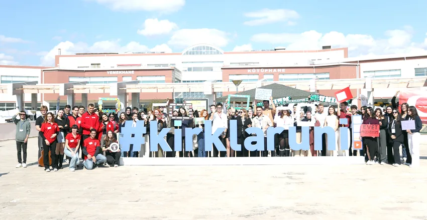 Kırklareli Üniversitesi Rektörü Ak “Öğrenci Kulüpleri Şenliği”nde öğrencilerle seksek oynadı