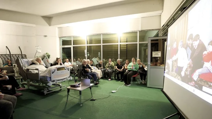 Kırklareli’nde palyatif servisteki hastalar “Günebakan Balkon”da film izleyerek moral buluyor