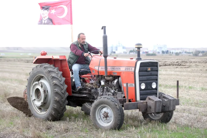 Tarlaya pullukla yazi 3 - Kırklarelili çiftçi tarlasına pullukla “Cumhuriyet 102 yaşında” yazdı