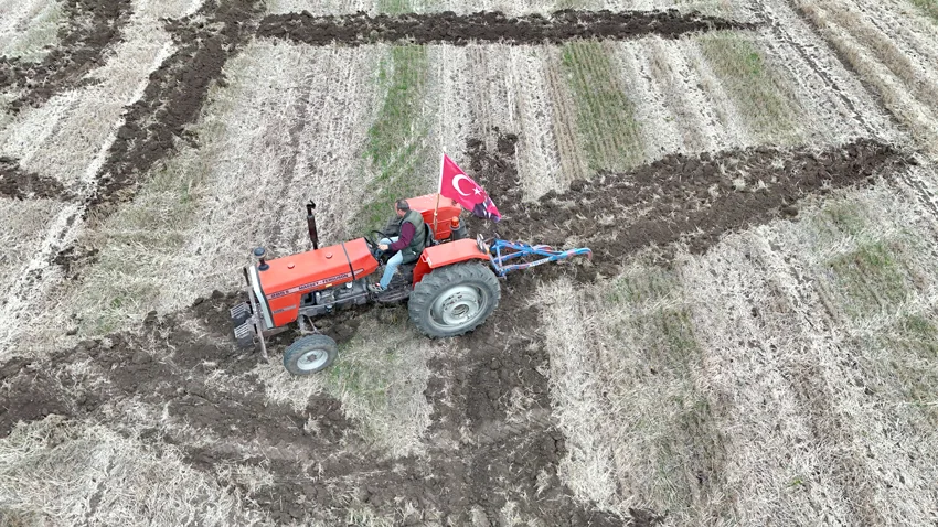 Kırklarelili çiftçi tarlasına pullukla “Cumhuriyet 102 yaşında” yazdı