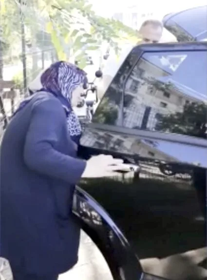 Yasli kadina yardim 2 - Kırklareli Belediye Başkanı Bulut yaşlı kadını tedavi gördüğü hastaneye makam aracıyla ulaştırdı