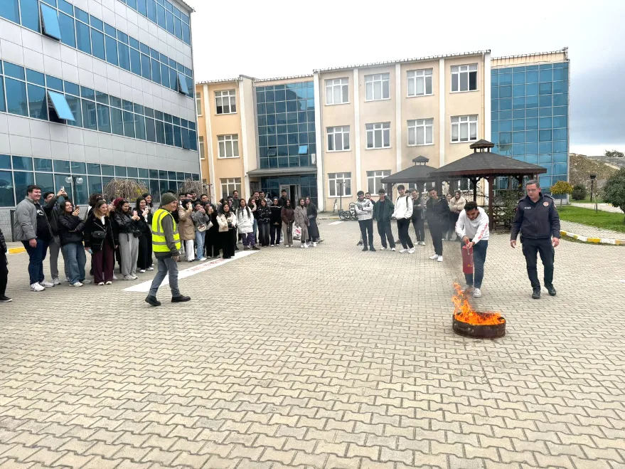 İtfaiyeden öğretmen adaylarına temel yangın eğitimi