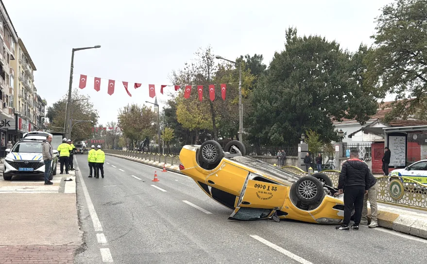 Edirne’de devrilen taksiden emniyet kemeri kurtardı