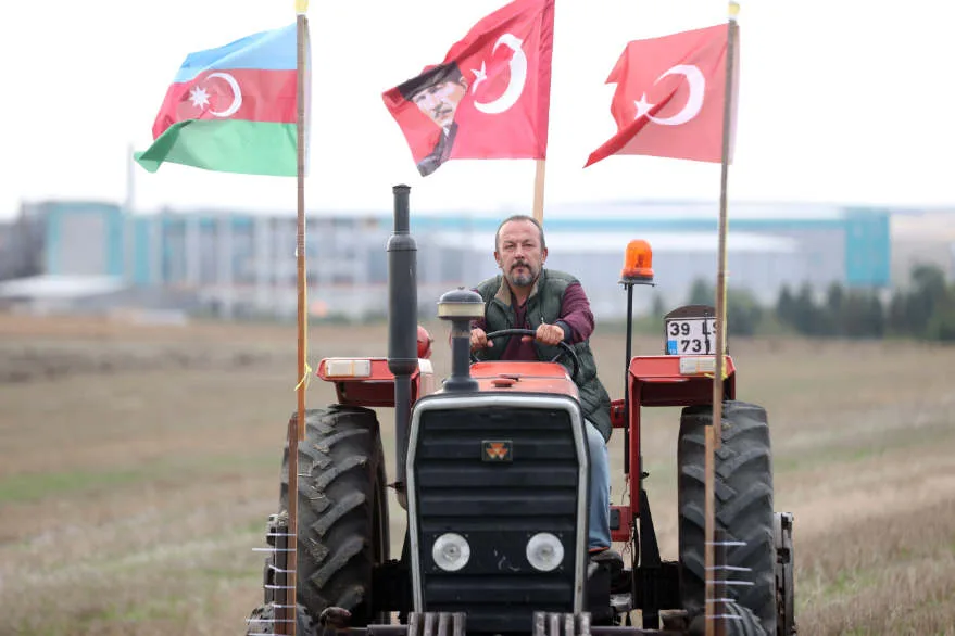 AA 20251107 39641211 39641207 TARLASINA YAZDIGI KUTLAMA MESAJLARIYLA BILINEN KIRKLARELILI CIFTCI BU KEZ DE KARABAG ZAFERINI KUTLADI - Kırklarelili çiftçi bu kez de Karabağ zaferini kutladı
