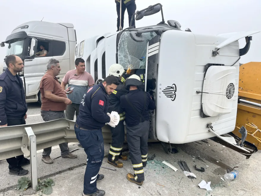 Edirne’de devrilen kamyonun sürücüsü yaralandı