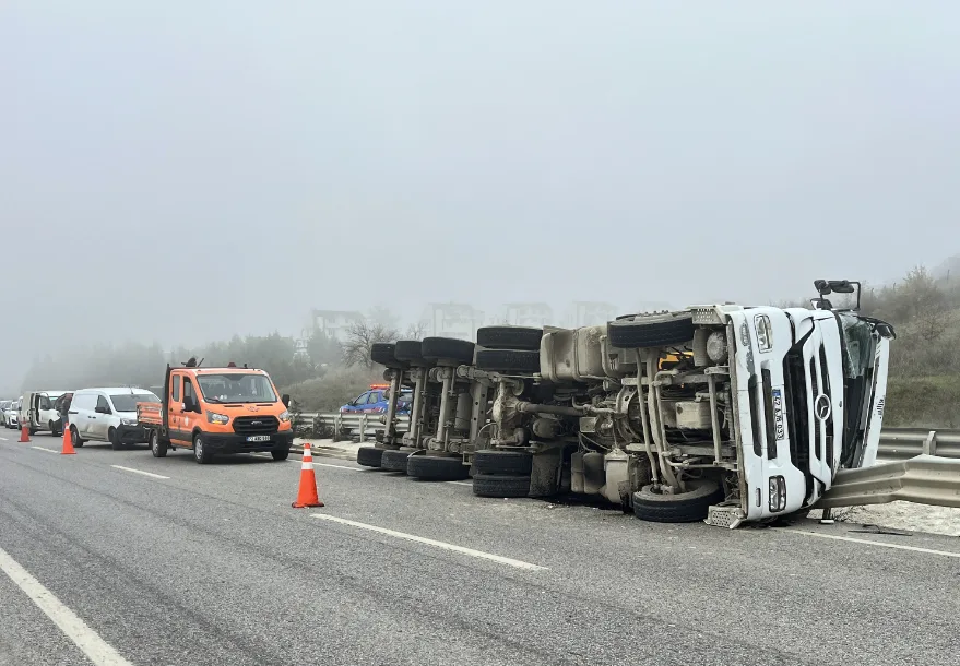 AA 20251115 39713647 39713646 EDIRNEDE DEVRILEN KAMYONDA SIKISAN SURUCU EKIPLERIN CALISMASIYLA KURTARILDI - Edirne’de devrilen kamyonun sürücüsü yaralandı