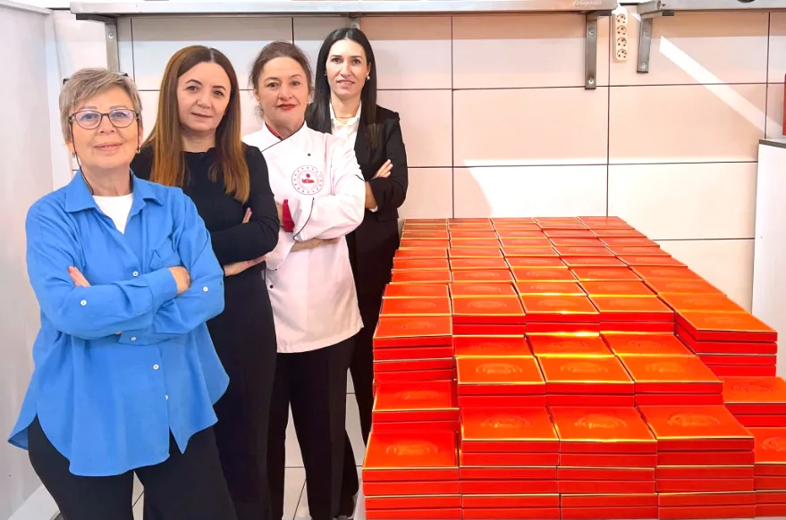 İpsalalı kadınların hazırladığı çikolatalar öğretmenlere hediye edildi