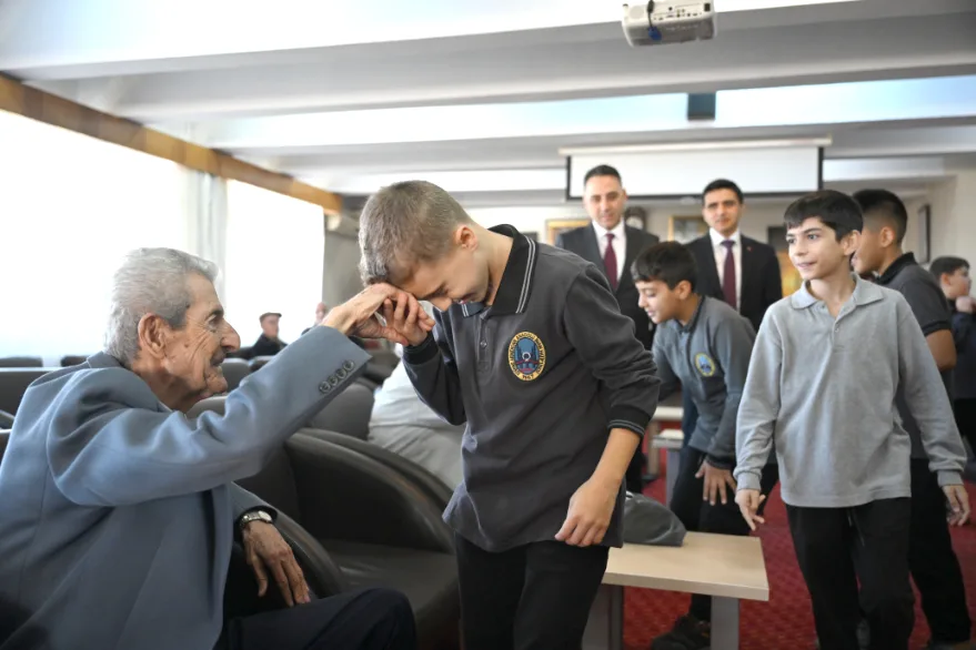 Huzurevinde Öğretmenler Günü kutlaması duygulandırdı