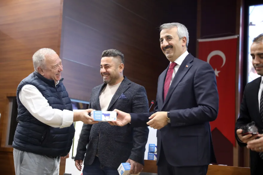Besicilere süt ineklerinde hastalığı erken tespit eden cihaz dağıtıldı