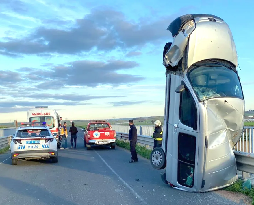 Tekirdağ’da şaşkına çeviren kaza: Araç bagaj üstünde kaldı