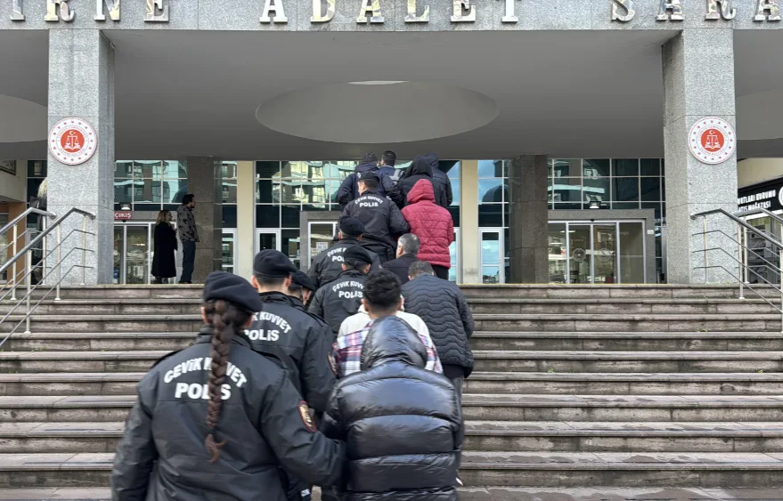 Yasa dışı bahis operasyonunda gözaltına alınan şüpheliler adliyede