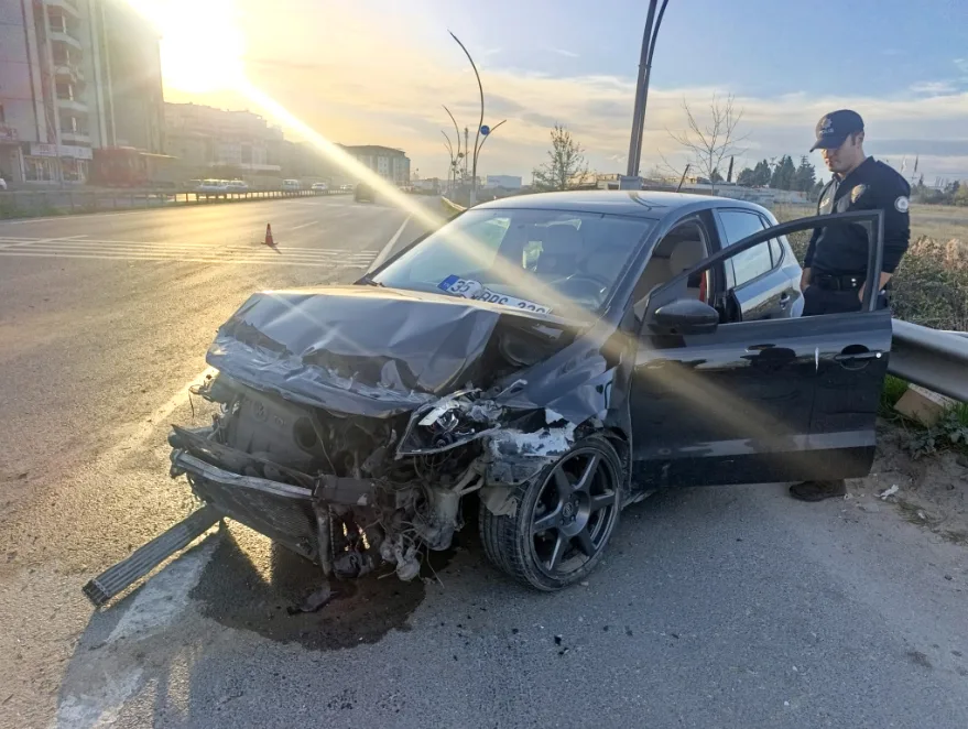 Tekirdağ’da bariyerlere çarpan otomobilin sürücüsü yaralandı