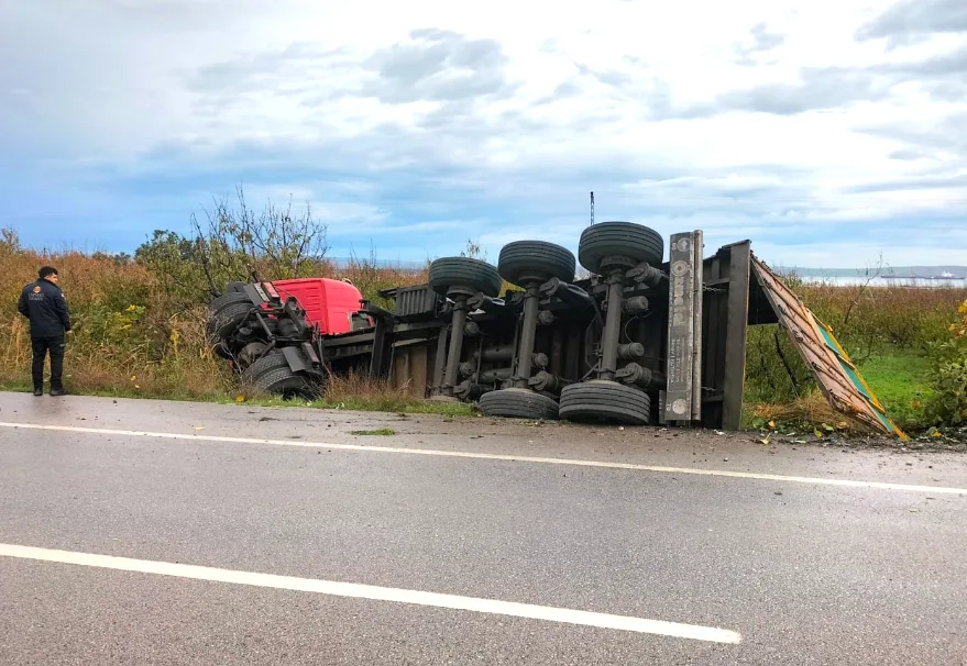 Çanakkale’de devrilen TIR’ın sürücüsü yaralandı