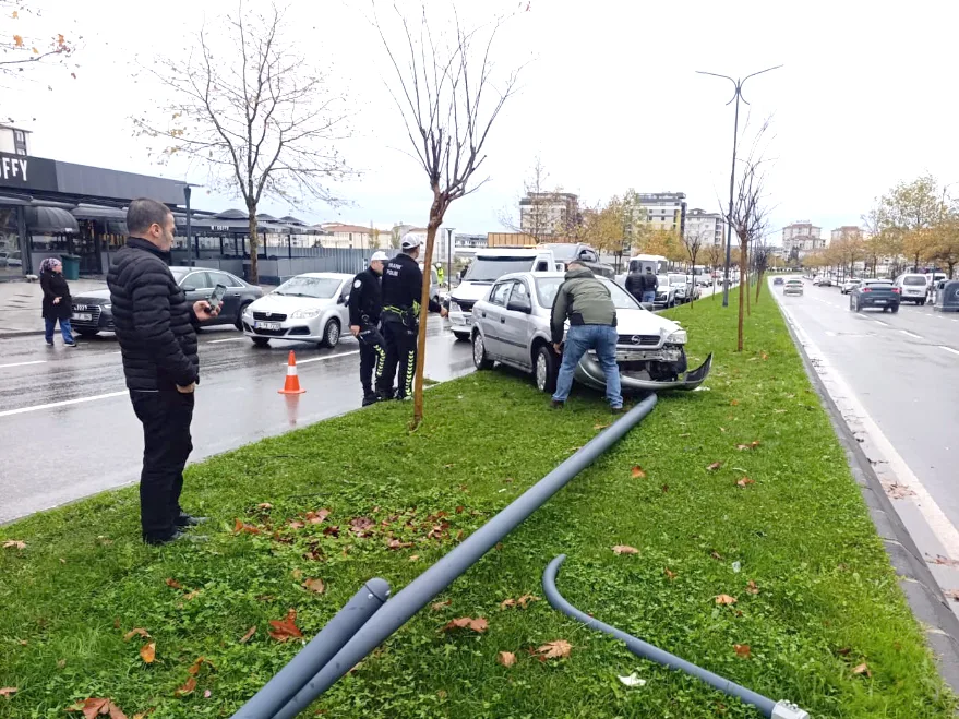 Tekirdağ’da otomobil ile pikabın çarpıştığı kazada 3 kişi yaralandı