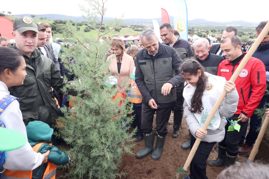 Fidanlar toprakla buluşturuldu
