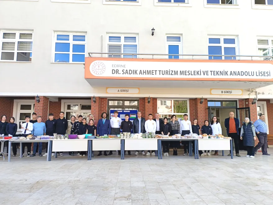Asci Adayi Ogrenciler Kermes 3 - Aşçı adayı öğrencilerden Gazze’ye destek kermesi