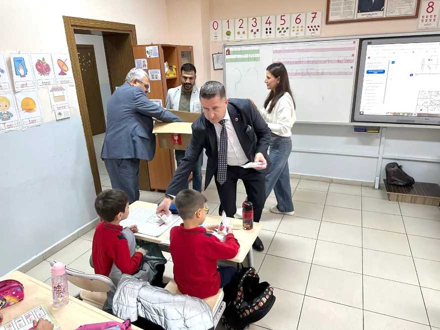 Başkan Zafer Sezgin Geldi’den minik öğrencilere anlamlı hediye