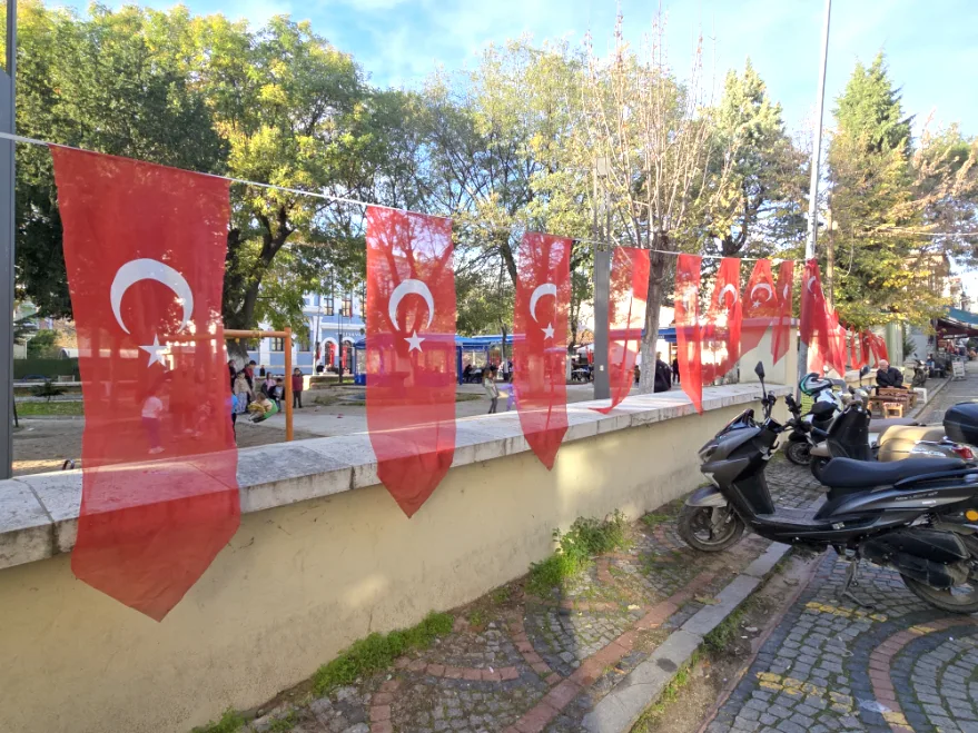 Şehitlerimiz için bayraklar asıldı