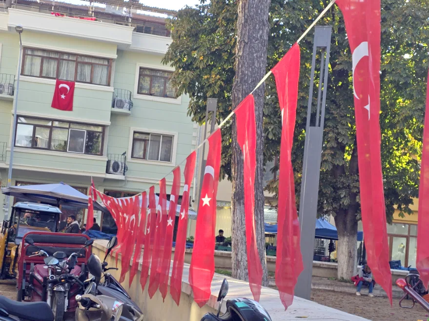 Bayraklar Asildi 2 - Şehitlerimiz için bayraklar asıldı