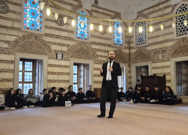 Gençlerden Defterdar Camii’nde ‘Gazze’ye El ver’ desteği