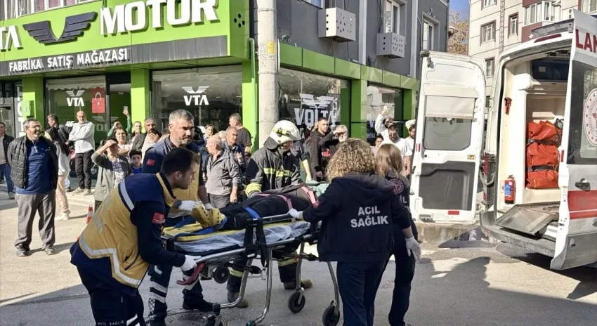 IMG 0615 e1762090650312 - Edirne’de otomobilin ekmek fırınına girdiği kazada 4 kişi yaralandı