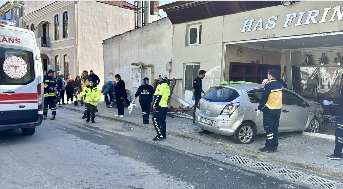 Edirne’de otomobilin ekmek fırınına girdiği kazada 4 kişi yaralandı
