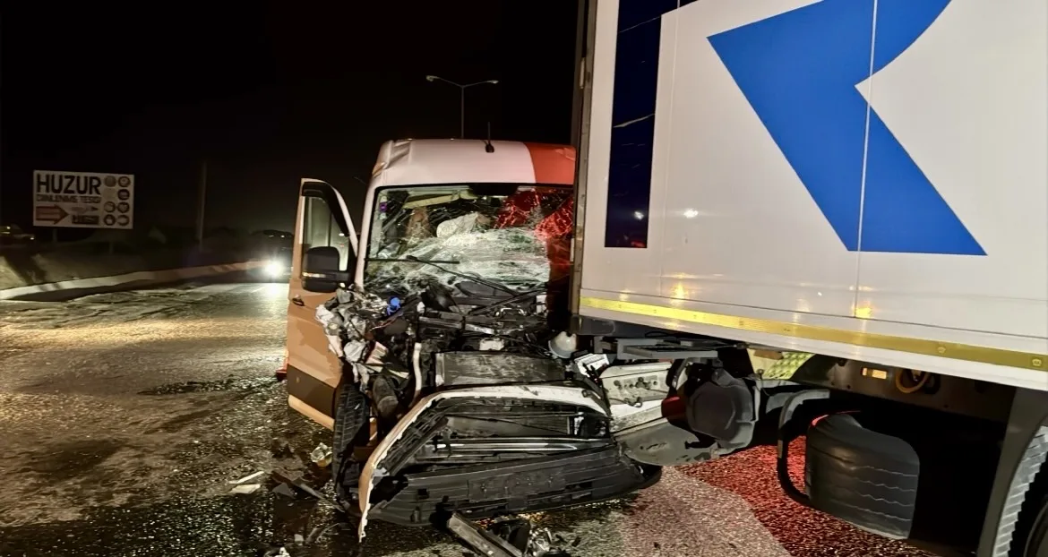 Edirne’de TIR’a çarpan panelvanın sürücüsü yaralandı